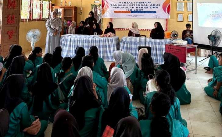 Mahasiswa-Universitas-Abdurrahman-Edukasi-Soal-LGBT-di-SMA-Negeri-5-Tapung.jpg
