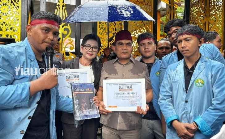 Mahasiswa-Unri-Berikan-Sertifikat-Sindiran-Kepada-DPR-RI-dan-Presiden.jpg