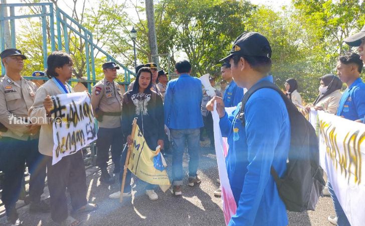 Mahasiswa-demo-di-bupati-siak2.jpg