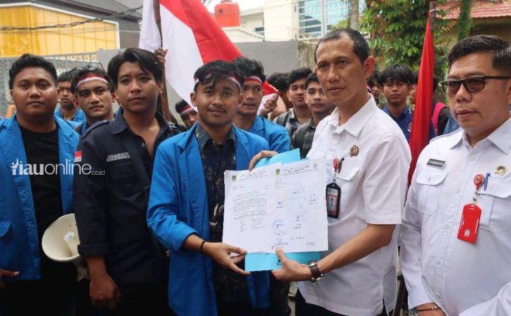 Mahasiswa-serahkan-tuntuan-ke-bpn.jpg