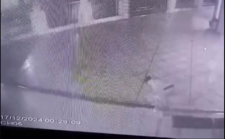Maling-besi-terekam-cctv.jpg