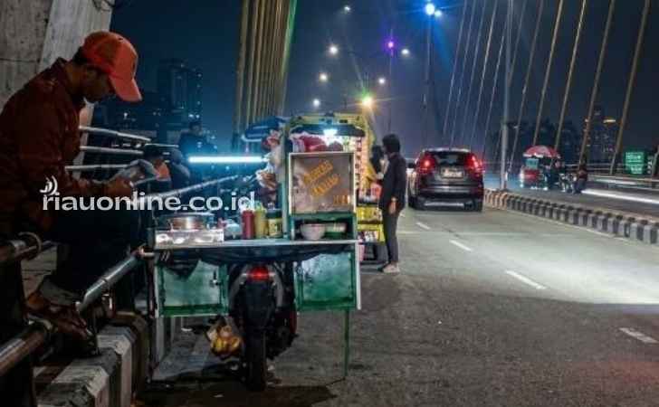 Markarius-Desak-Satpol-PP-Tindak-Pedagang-di-Jembatan-Siak.jpg