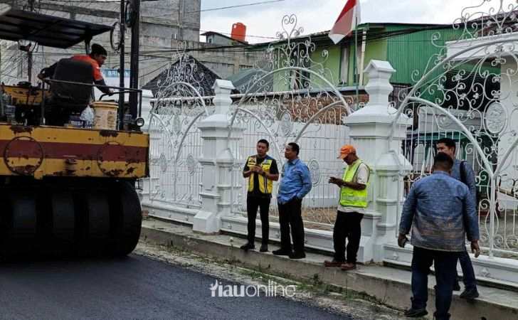Markarius-Tinjau-Pengaspalan-Jalan-Tamtama-Targetkan-29-Ruas-Rampung-Akhir-2025.jpg