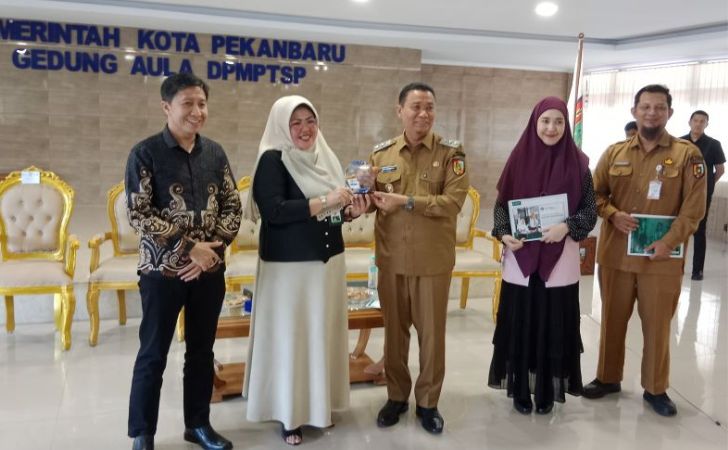 Markarius-terima-rapor-pendidikan.jpg