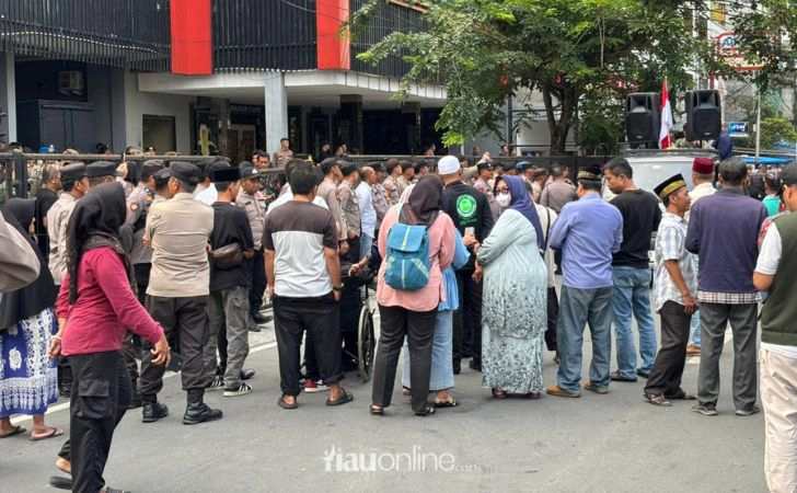 Masih-Bertahan-Ratusan-Warga-Desak-Pemko-Pekanbaru-Segel-New-Paragon.jpg