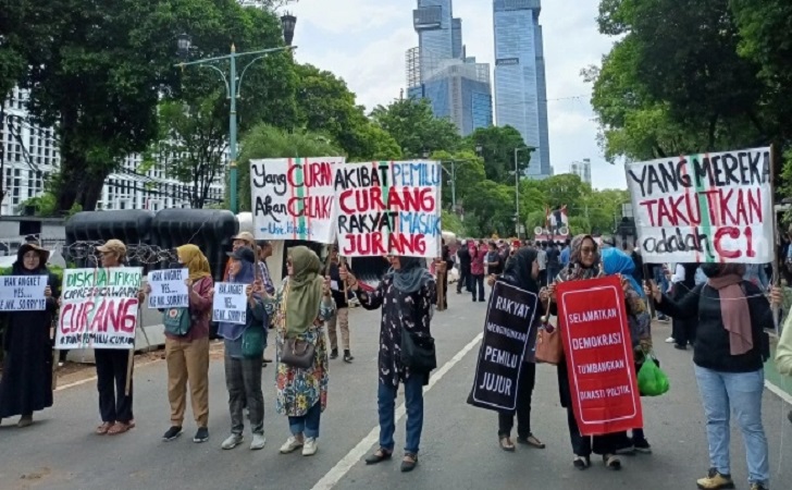 Massa-demo-di-depan-kpu-ri.jpg