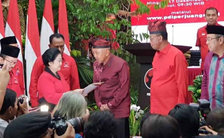 Megawati-Serahkan-SK-PDIP-ke-Andi-Rachman.jpg