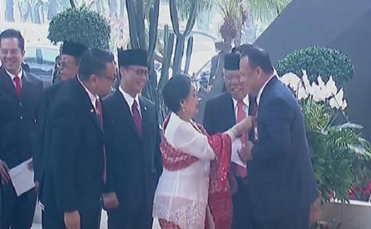 Megawati-rapikan-dasi-Firli.jpg