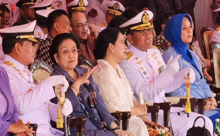 Megawati-saat-serahterima-KRI.jpg