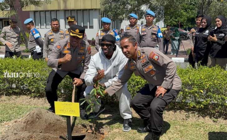 Melly-Mike-menanam-bibit-pohon-di-Polda-Riau.jpg