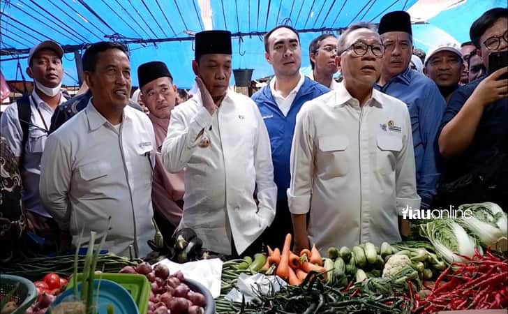 Mendag-tinjau-harga-di-pasar-palapa.jpg