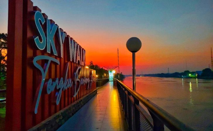 Menikmati-Senja-di-Jembatan-Kaca-Siak-Skywalk-Tengku-Buwang-Asmara.jpg