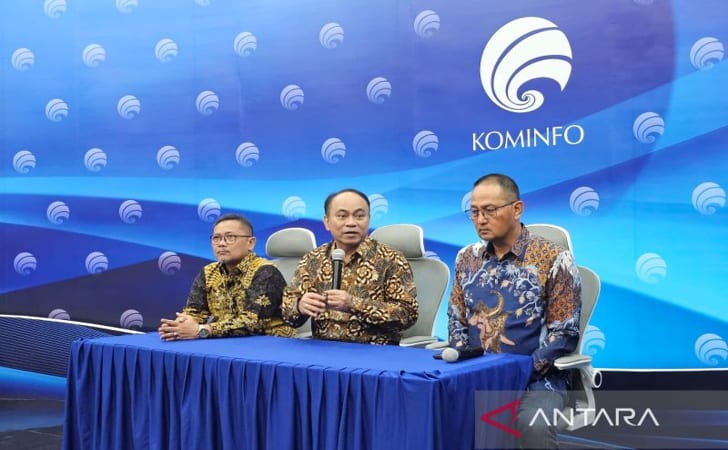 Menkominfo-budi-arie-di-media-center.jpg