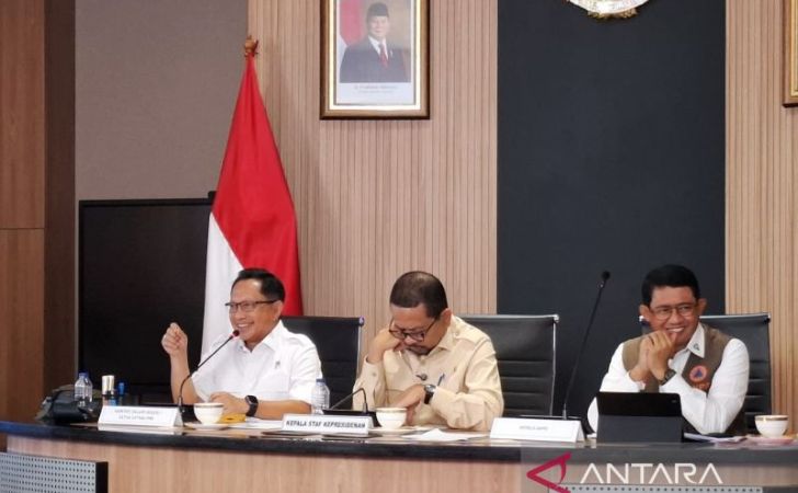 Menteri-Dalam-Negeri-Tito-Karnavian-kiri.jpg