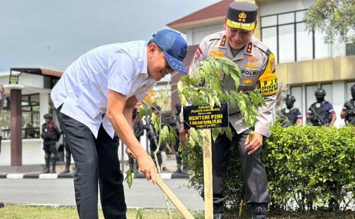 Menteri-Karding-Tanam-Gaharu-Bareng-Kapolda-Simbol-Perlawanan-pada-TPPO.jpg