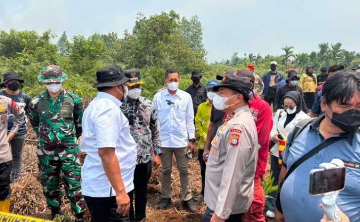 Menteri-LH-tinjau-karhutla-kampar.jpg