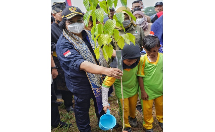 Menteri-LHK-Tanam-bibit-pohon.jpg