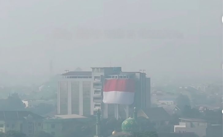 Merah-Putih-Berkibar-di-Tengah-Kabut-Asap-Pekanbaru-Warga-Asap-Saja-Punya-Arah.jpg