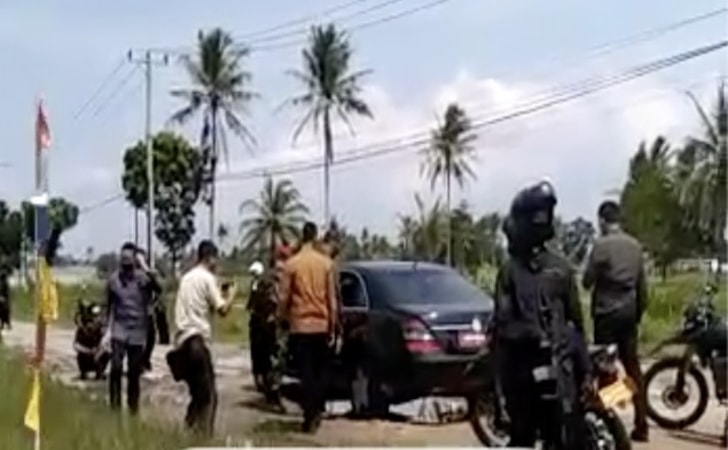 Mercy-jokowi-nyangkut-di-jalan-rusak.jpg