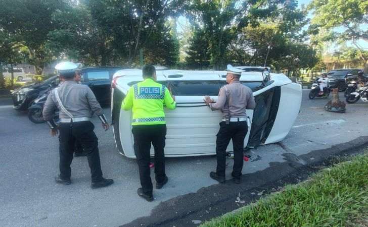 Mobil-PNS-Inhil-Terbalik-di-Jalan-Arifin-Ahmad.jpg