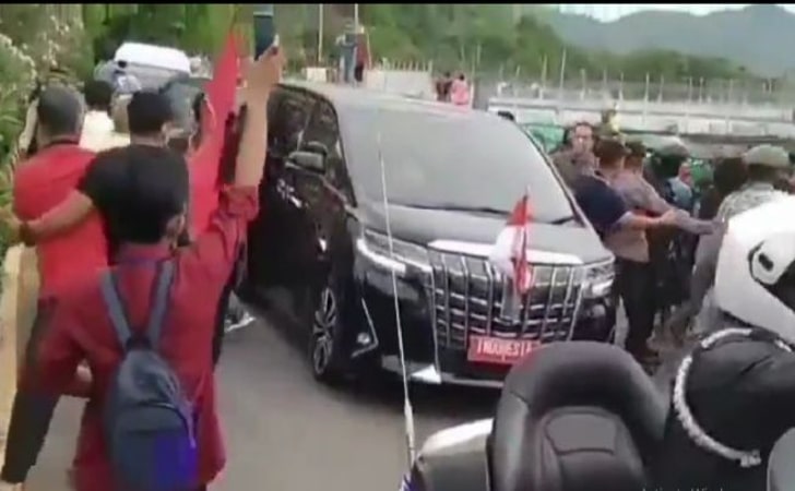 Mobil-jokowi-diadang.jpg