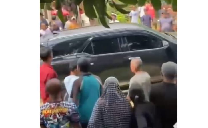 Mobil-kapolres-di-adang-massa.jpg