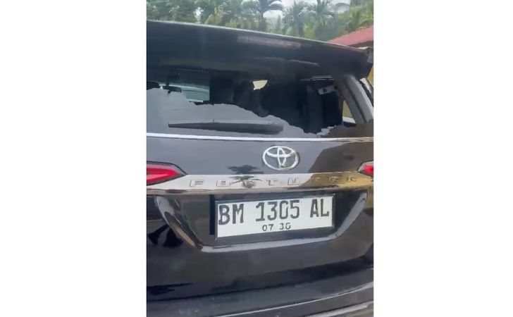 Mobil-kapolres-kuansing-dirusak2.jpg