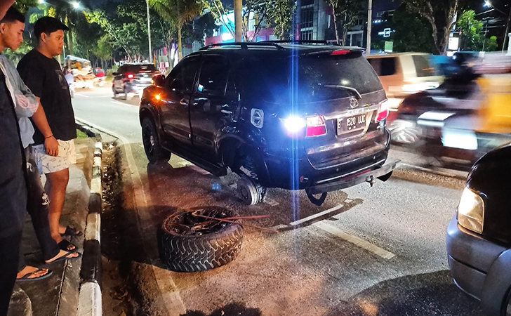 Mobil-lepas-ban.jpg