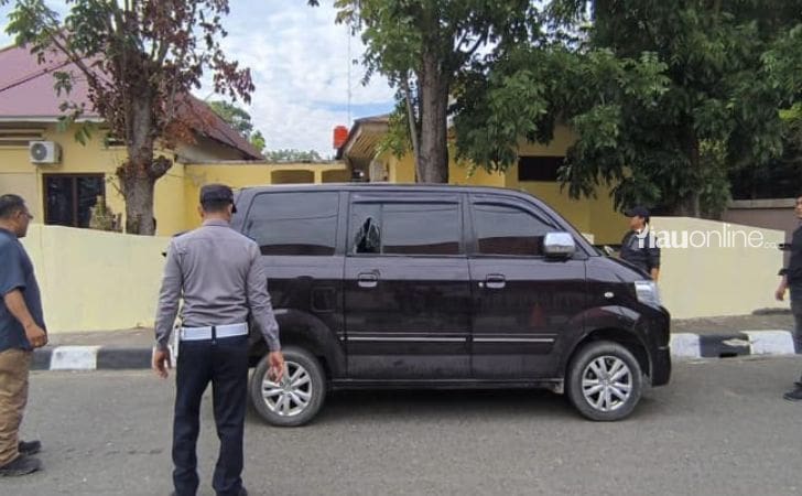Mobil-minibus-kaca-pecah.jpg