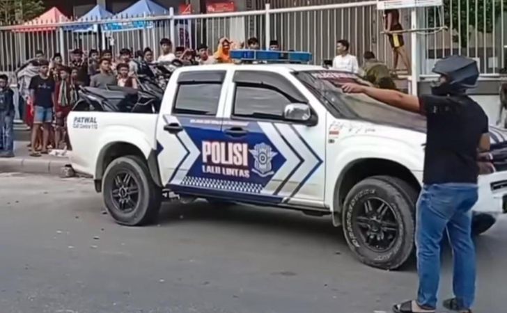 Mobil-satlantas-dilempari-batu.jpg