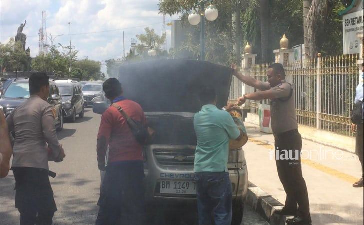 Mobil-terbakar-di-sudirman.jpg