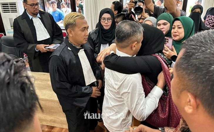 Momen-Haru-Abdul-Wahid-Hampiri-dan-Peluk-Sang-Istri-Usai-Sidang.jpg