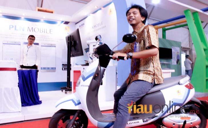 Motor-listrik-yang-dipamerkan-booth-PLN-di-Riau-Expo.jpg