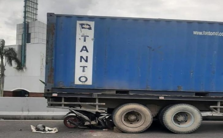 Motor-tabrak-belakang-truk.jpg