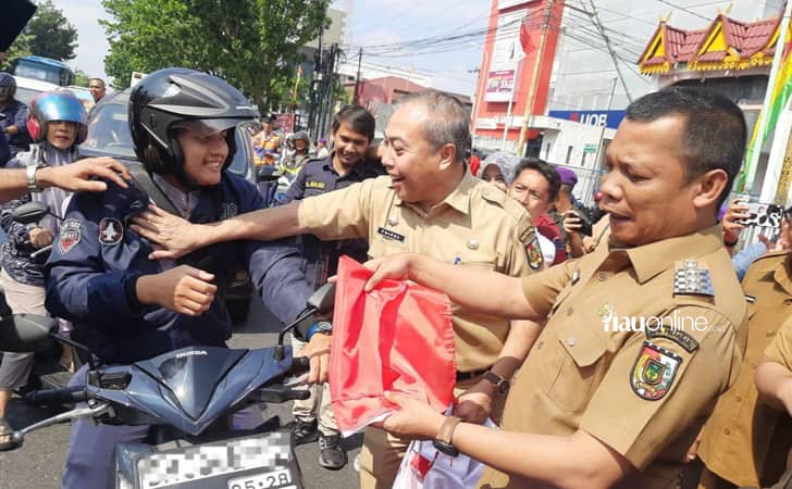 Muflihun-bagi-bagi-bendera.jpg