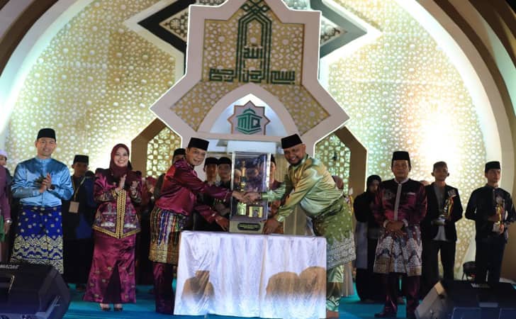 Muflihun-serahkan-piala-bergilir-mtq.jpg