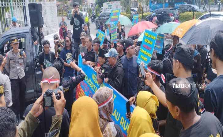 Nelayan-rupat-demo-di-gubernuran-riau.jpg