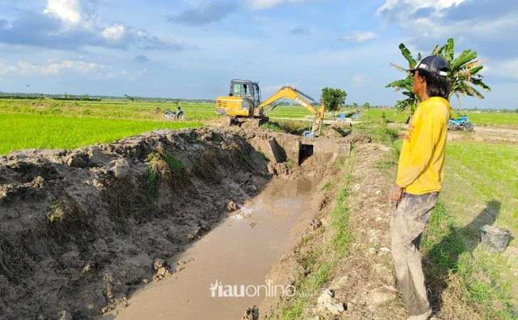 Normalisasi-Tak-Kunjung-Dilakukan-Petani-Bungaraya-Bertindak-Mandiri.jpg