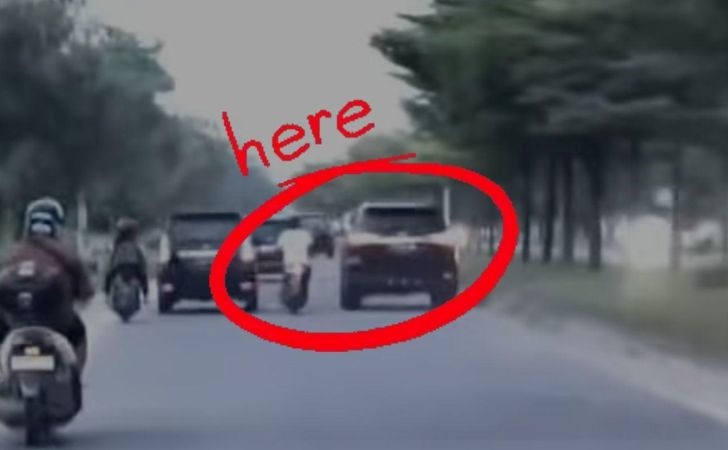 OTK-Berlagak-Preman-Pecahkan-Kaca-Mobil-Pakai-Sajam.jpg