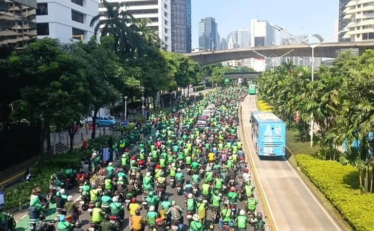 Ojol-antar-affan-ke-pemakaman.jpg
