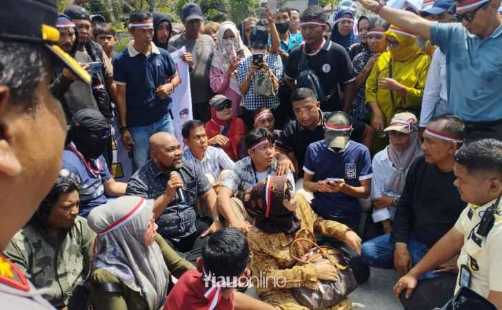 Oknum-BPN-Diduga-Mafia-Tanah-Ratusan-Warga-Geruduk-Kantor-BPN-Pekanbaru.jpg