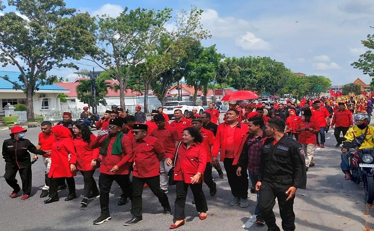 PDIP-daftarkan-bacaleg-ke-KPU2.jpg