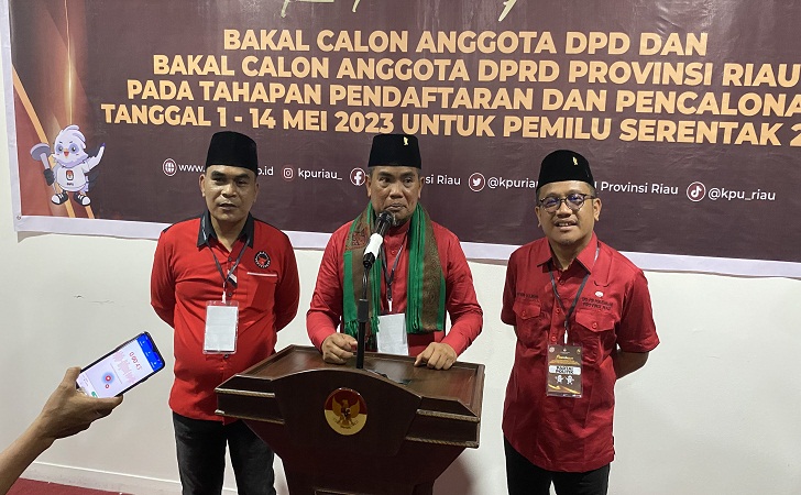 PDIP-daftarkan-caleg-ke-KPU.jpg