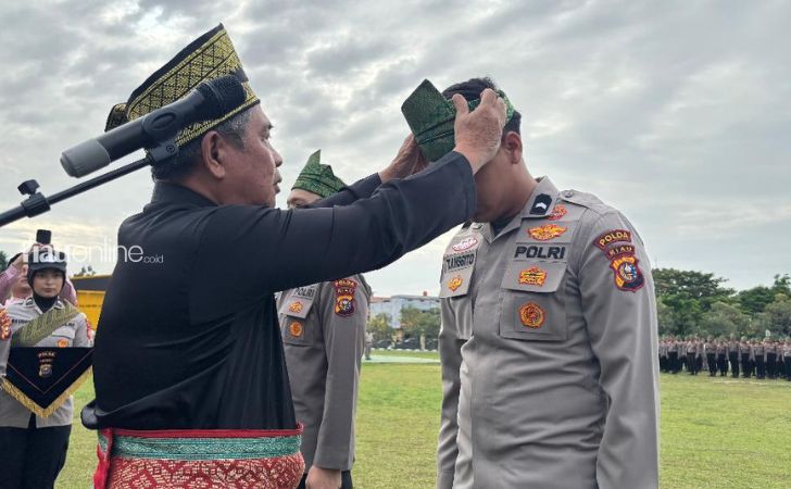 POlisi-riau-pakai-tanjak2.jpg