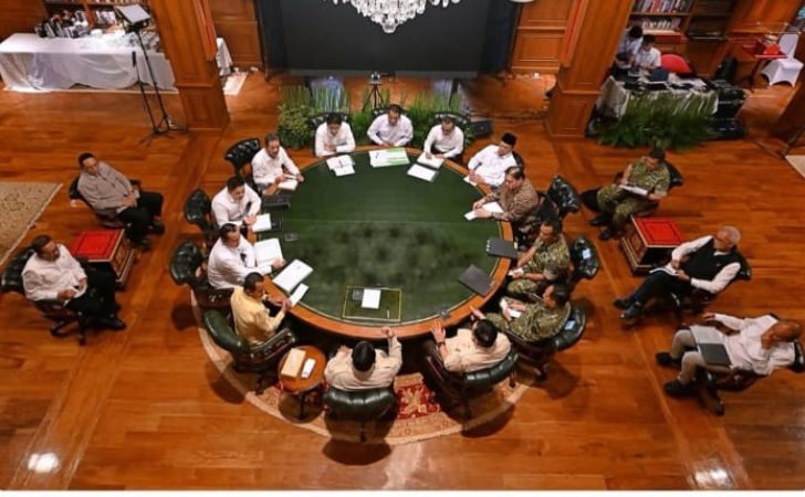 PResiden-dan-menteri-rapat2.jpg