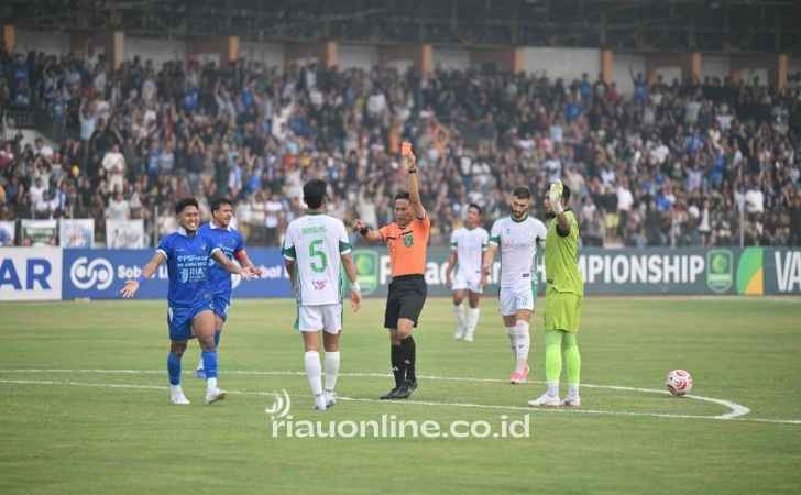 PSPS-Tekuk-PSMS-2-1-di-Tengah-Kabut-Asap-Akhyar-Ilyas-Pemain-Ngos-ngosan.jpg