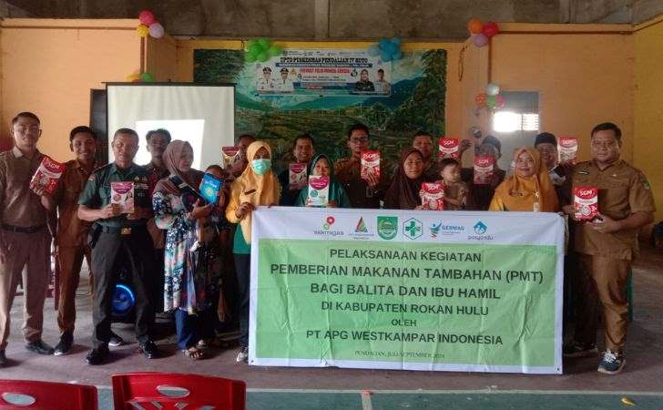 PT-APGWI-memberikan-makanan-tambahan-bagi-balita-dan-ibu-hamil.jpg