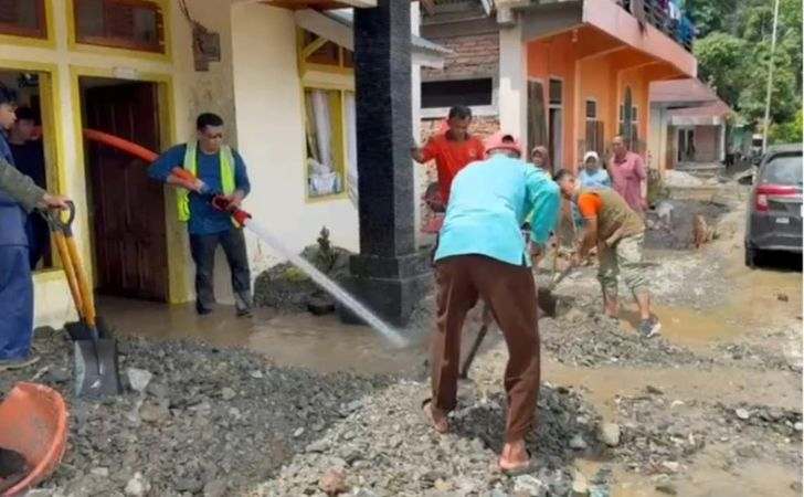 PT-BRM-Turunkan-Tim-dan-Alat-Berat-untuk-Bersihkan-Lokasi-Galodo-di-Tanah-Datar.jpg