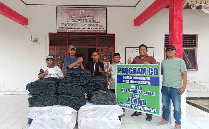 PT-NWR-Salurkan-Bantuan-Jaring-Nelayan-dan-Material-Pembangunan-Musala.jpg