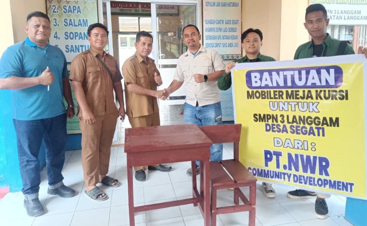 PT-NWR-menyerahkan-sebanyak-35-set-meja-dan-kursi.jpg